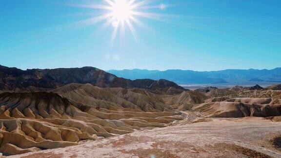 阳光明媚的死亡谷国家公园美丽的加州沙漠