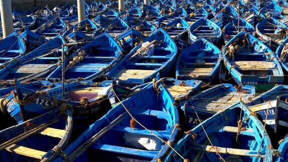 摩洛哥埃索维拉港的蓝色渔船