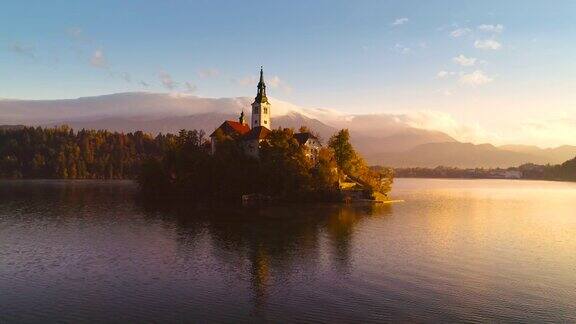 布莱德湖Sloveniа圣母升天教堂上空壮观的日落
