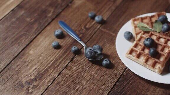 新鲜的自制比利时华夫饼配蓝莓早餐