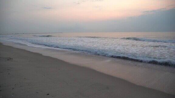 带海滩的海浪