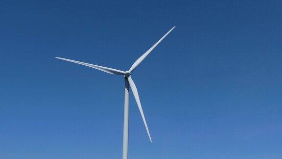 风力涡轮机正在旋转发电