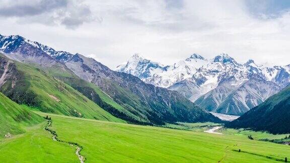 空中拍摄的新疆山脉和白色冰川的自然景观