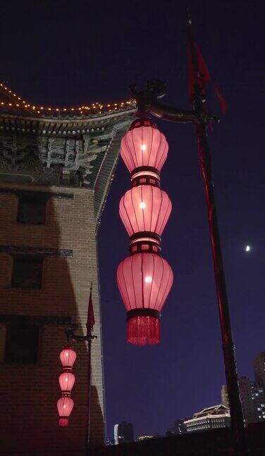 夜晚古城墙上的灯笼中国陕西西安