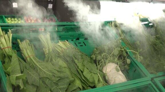 为了更好的储存和保鲜蔬菜和蔬菜在超市用冷蒸汽冷却和湿润