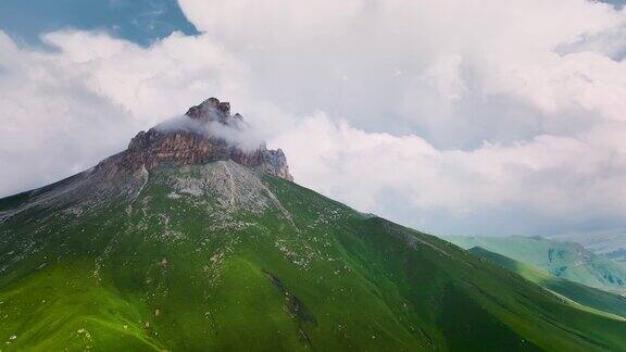 史诗般的飞行环绕雾蒙蒙的岩石山峰的落基山雾气爬过山峰戏剧性的天气条件在山上的一个阳光明媚的一天鸟瞰图