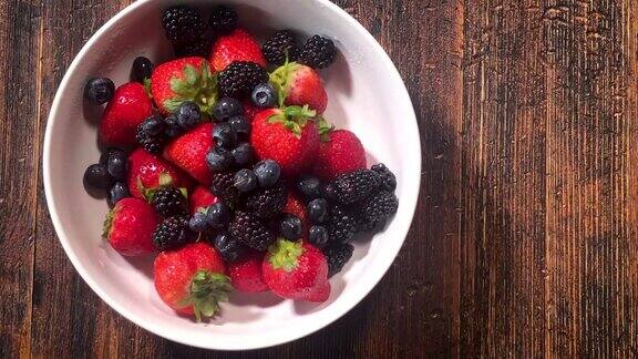 加入草莓、蓝莓和黑莓的新鲜浆果混合物