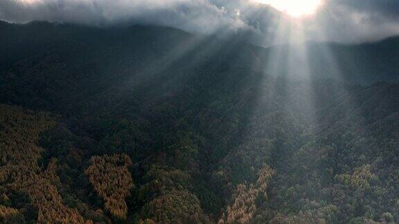 一束光穿透云层照进峡谷丛林