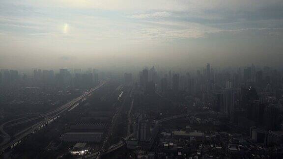 城市在多云和空气污染倾斜拍摄