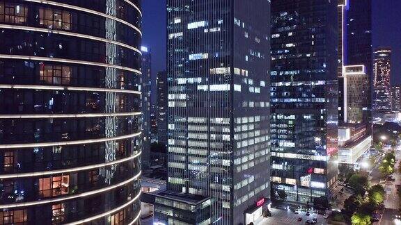 鸟瞰图的现代办公大楼与照明的窗户