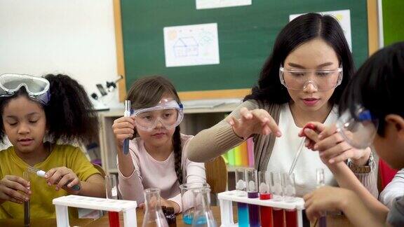 亚洲学校的老师和学生在科学课上