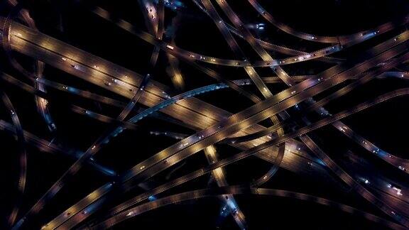 复杂的天桥鸟瞰图和繁忙的交通在夜间