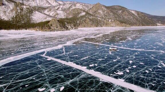 贝加尔湖从空中结冰游客乘坐气垫船在透明的冰面上旅行
