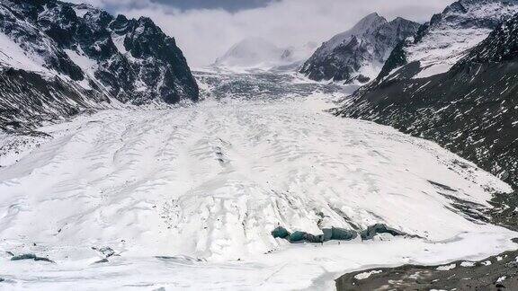 巨大的冰川从山顶倾泻而下