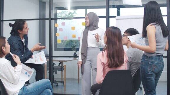 亚洲商务人士开会头脑风暴的想法进行业务演示项目同事一起工作计划成功的策略享受团队在小型现代办公室