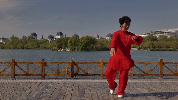 一个女人在湖边练习太极拳