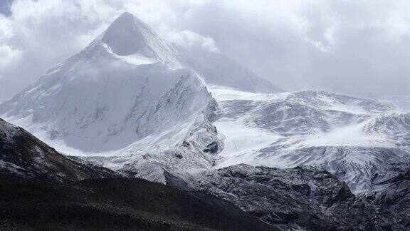 中国西藏美丽的雪山和冰川景观