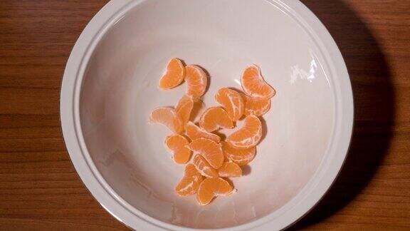 橘子在静止运动中从盘子中消失