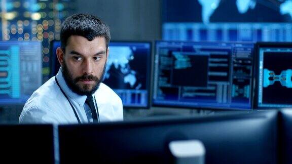 在监控室技术人员集中监控系统的稳定性他被显示技术数据的屏幕包围着