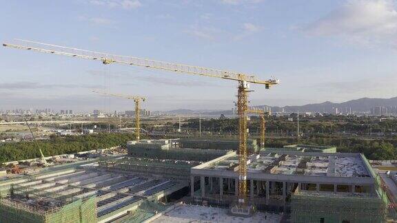 在蓝天白云下一群城市建筑正在建设中