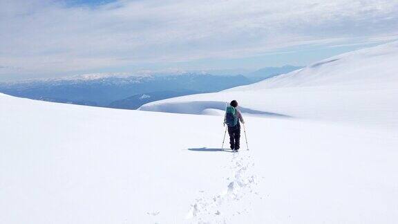 成功的登山运动员就是在冬天的雪地里走在高山的顶峰上