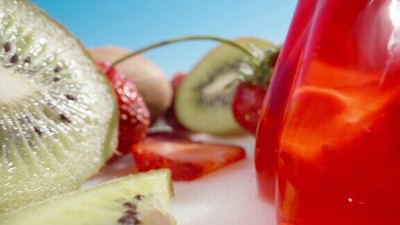 红色和绿色的果冻里面有猕猴桃和草莓块草莓和猕猴桃放在桌子上洋娃娃滑块极限特写Laowa探针