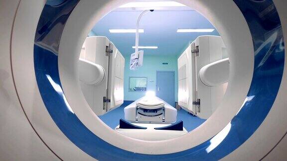 医院病房里的现代医疗设备从诊所的扫描仪上看到的