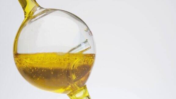 黄色的油在球形烧瓶中流动