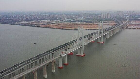 正在建设的跨海公路和跨海铁路