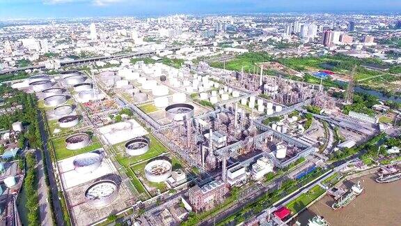鸟瞰图附近的炼油厂河曼谷泰国早晨在有复杂管道的化工厂周围飞行