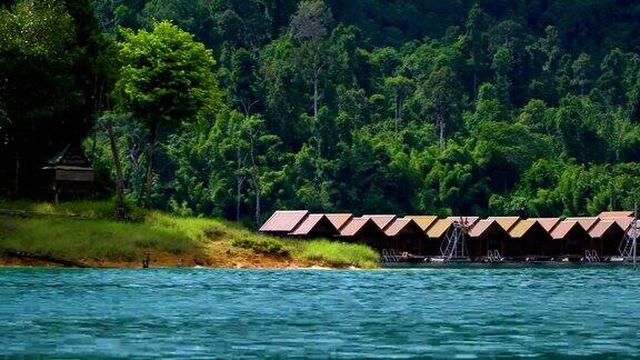 山中湖上的小房子是一个旅游基地