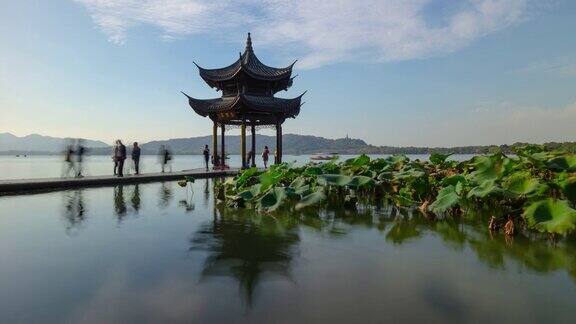 杭州城阳光明媚的夏日著名的湖湾宝塔码头全景时光流逝4k中国