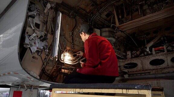 工程师技术员用手电筒检查飞机内部
