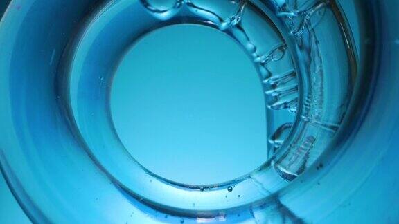 取出在螺旋管中流动的蓝色液体