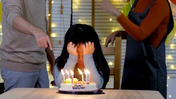 小女孩因为爸爸和妈妈在她生日的时候吵架而感到紧张