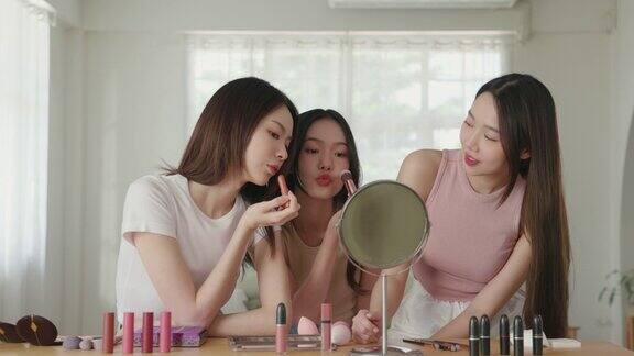 亚洲女性朋友的护肤和化妆品试验美丽