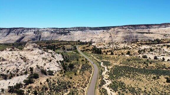 美国犹他州沙漠的鸟瞰图锡安国家公园山地景观