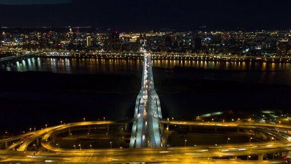 日落之夜照亮台北城市交通道路河流大桥航拍全景4k时间间隔台湾