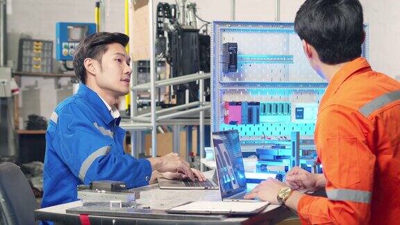 工业工程师在工业制造工厂使用笔记本电脑并进行讨论后台的可编程学习电路