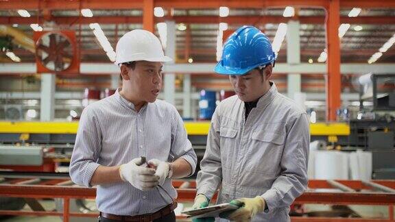 工程师质量检验员在工厂检查生产线产品