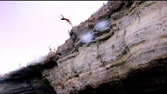 一个人翻着筋斗跳悬崖然后跳进海里