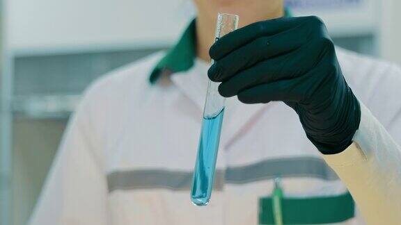 试管中的蓝色物质一位科学家用化学物质的样本检查试管