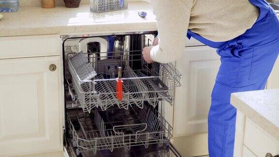 工人在厨房修理洗碗机