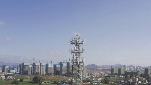 蓝天白云下的5G信号塔
