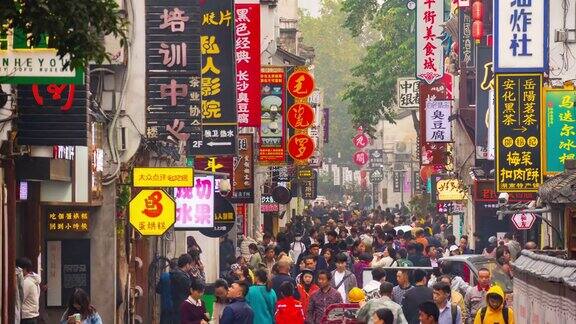 雨天长沙市中心行人拥挤的街道全景时间间隔4k中国