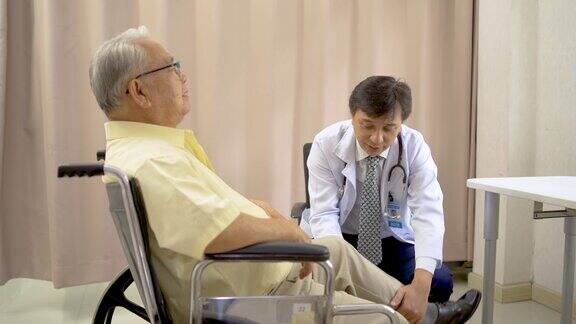 老年膝关节问题骨科医生检查老年患者的膝关节收集资料进行物理治疗医生触摸老人腿部膝盖疼痛部位谈论膝盖疼痛症状