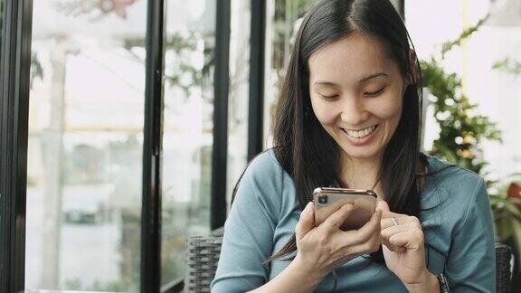 亚洲女性触摸智能手机并使用社交网络