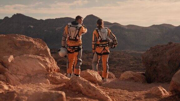 两名宇航员在火星上没有戴头盔在一个陌生星球上观光