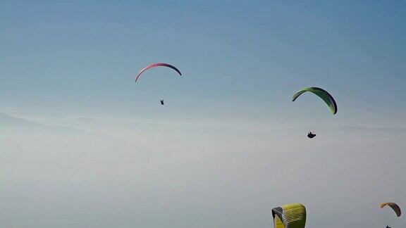 在太空中漂浮滑翔伞在空气中平稳地移动漂浮在令人惊叹的山脉上方的热气流上