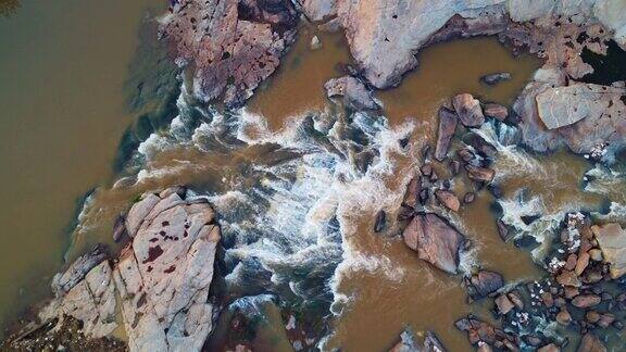 美丽的arial无人机视图的泉水穿过岩石在自然景观高清
